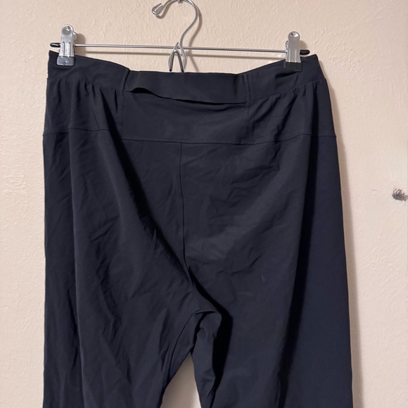 Lululemon black pant with reflective zipper ankle Size Medium - Picture 5 of 8